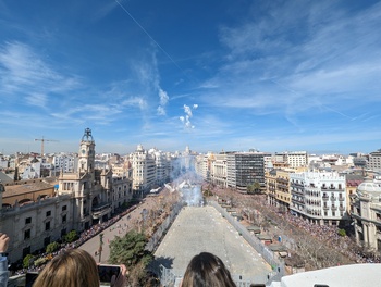 Mascletà desde un ático en la Plaza del Ayuntamiento